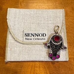 Sennod New Orleans helping hand vignette